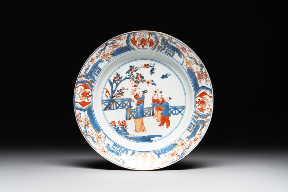 A Chinese Imari-style plate with figures in a garden, Kangxi/Yongzheng