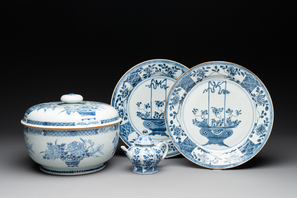 A Chinese blue and white tureen, a teapot and two dishes, Yongzheng/Qianlong