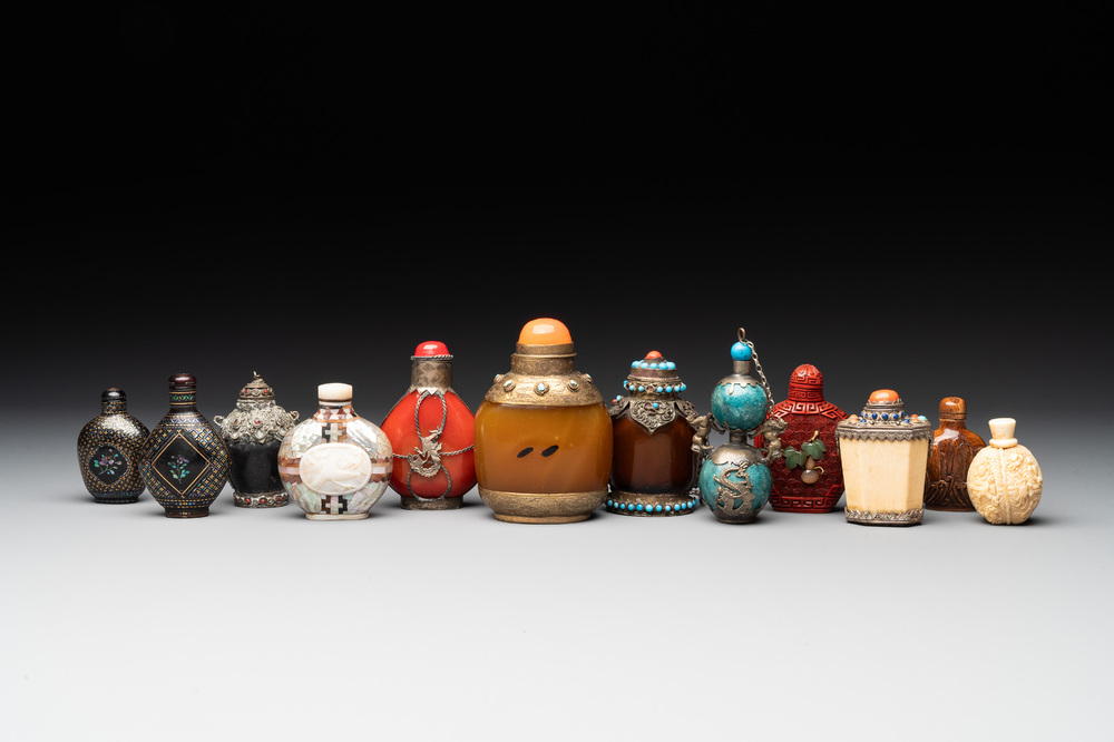 A collection of 12 Chinese snuff bottles, Qianli 千里 mark, 19/20th C.