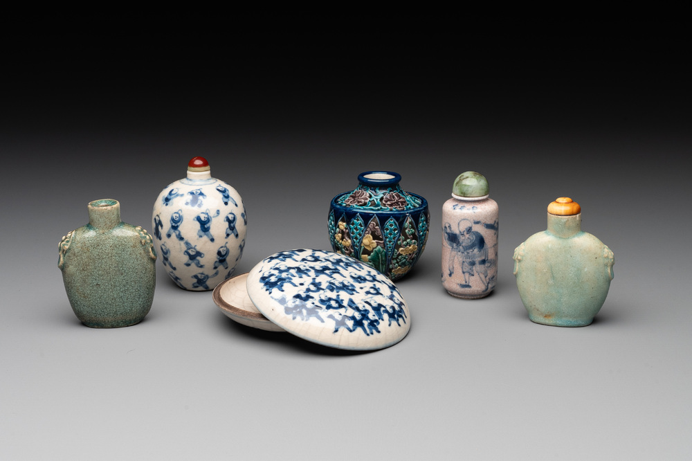 Five Chinese porcelain snuff bottles and a covered '100 boys' box, Kangxi mark, 19/20th C.