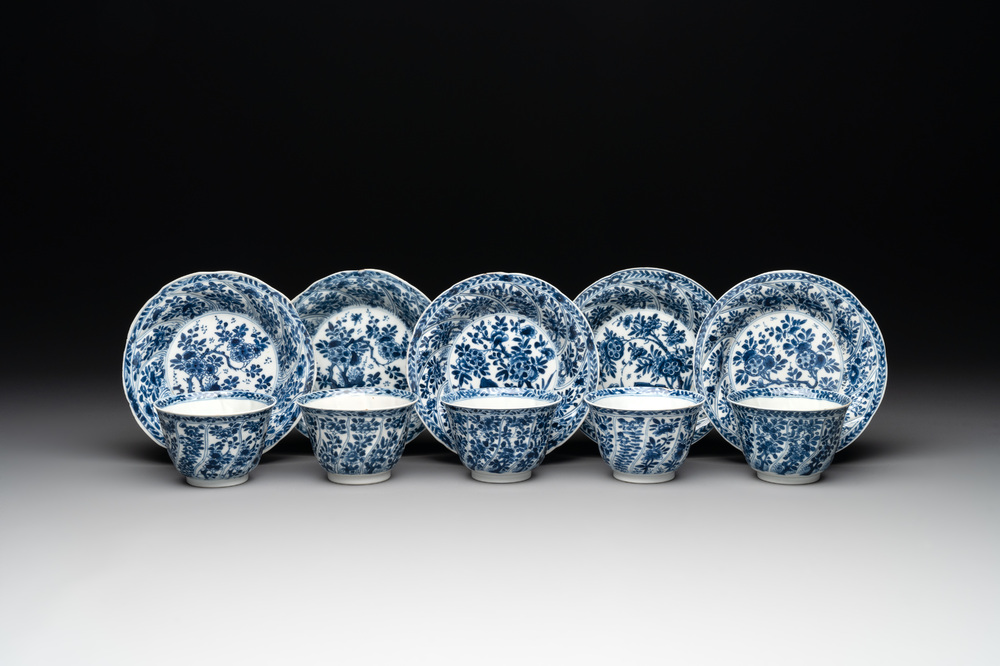 Five Chinese blue and white cups and saucers with floral design, Yu 玉 mark, Kangxi