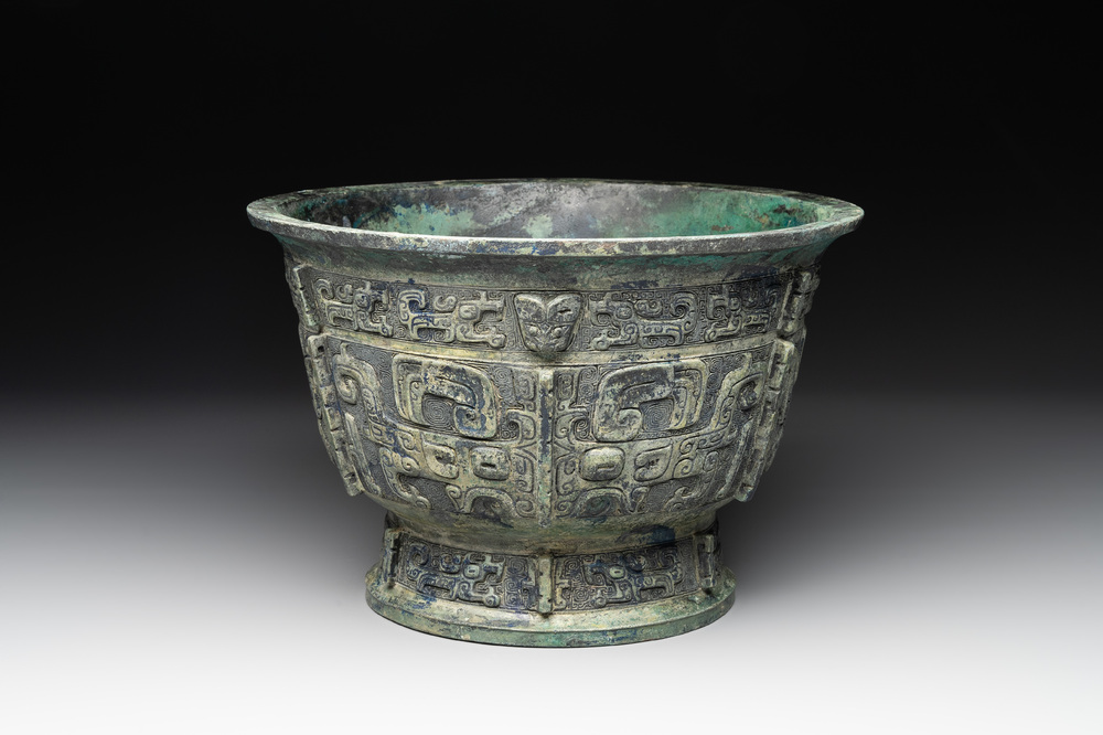 A rare Chinese archaic bronze ritual food vessel, 'gui 簋', Western Zhou