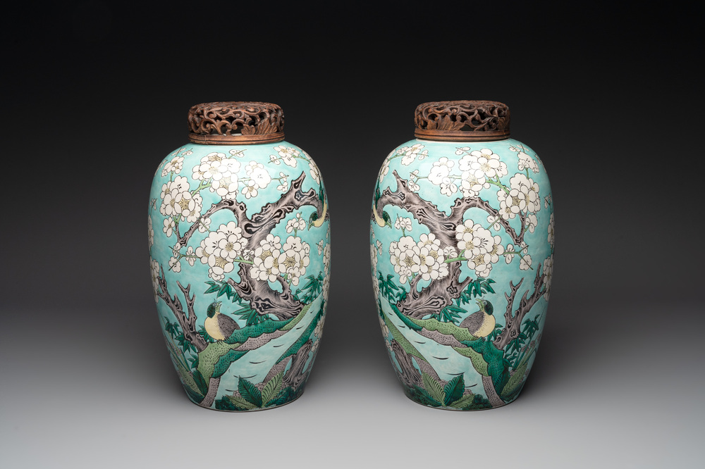 A pair of fine Chinese famille verte turquoise-ground 'magpie and prunus' jars with reticulated wooden covers, 19th C.