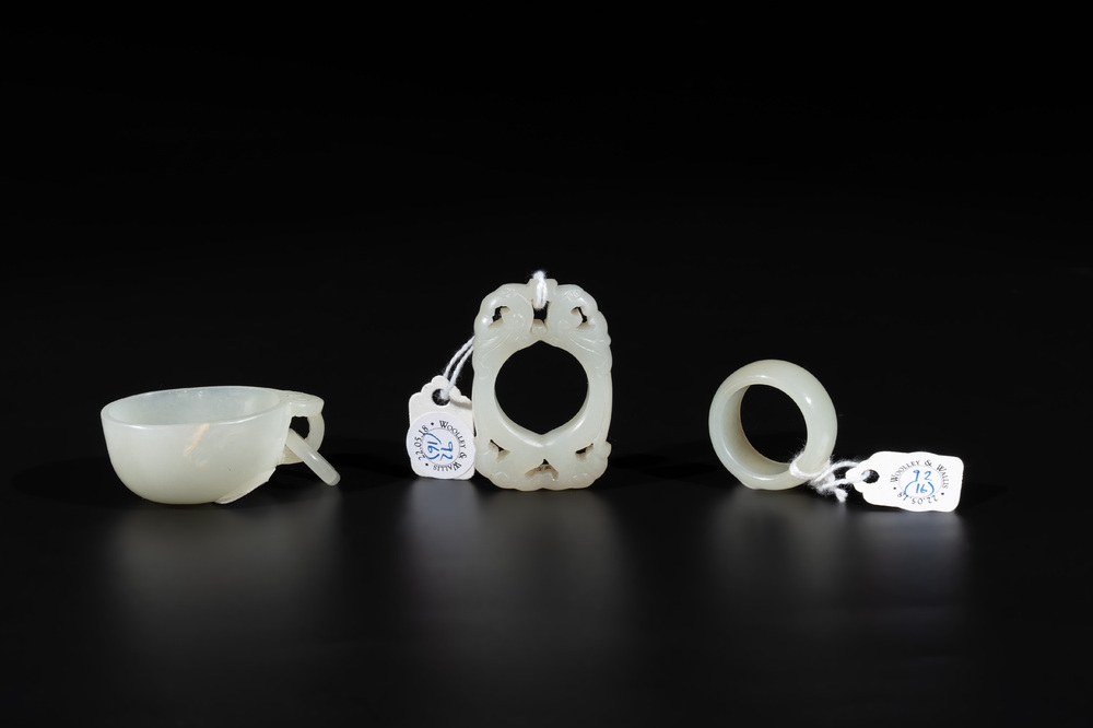 A Chinese white jade cup and two rings, Qing