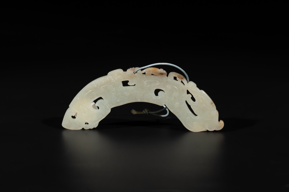 A Chinese white jade 'chilong' amulet, 17/18th C.