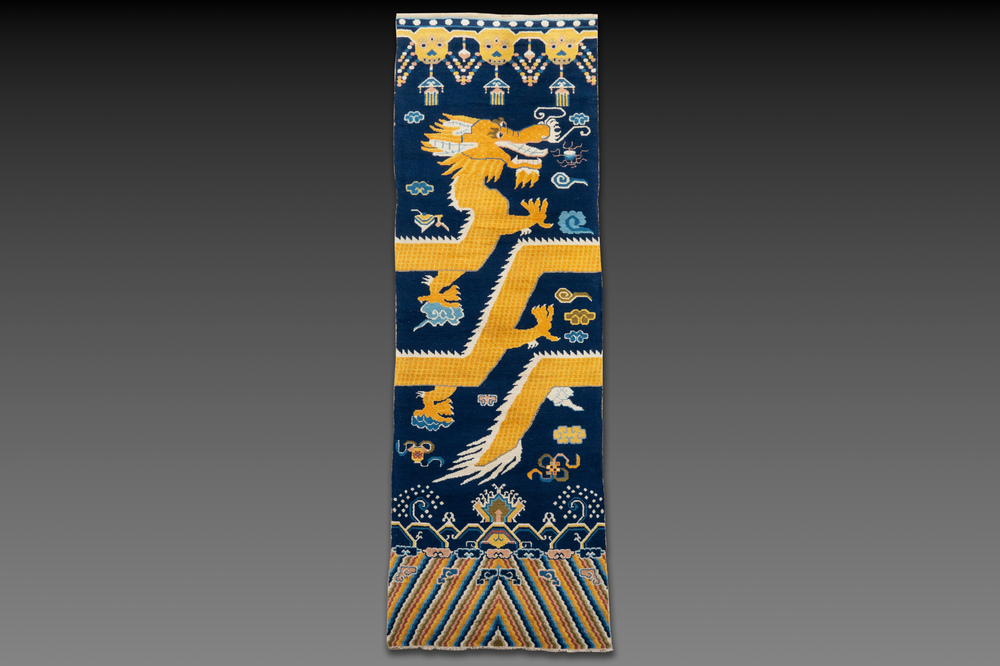 A Chinese woollen 'dragon' pillar carpet, 19th C.