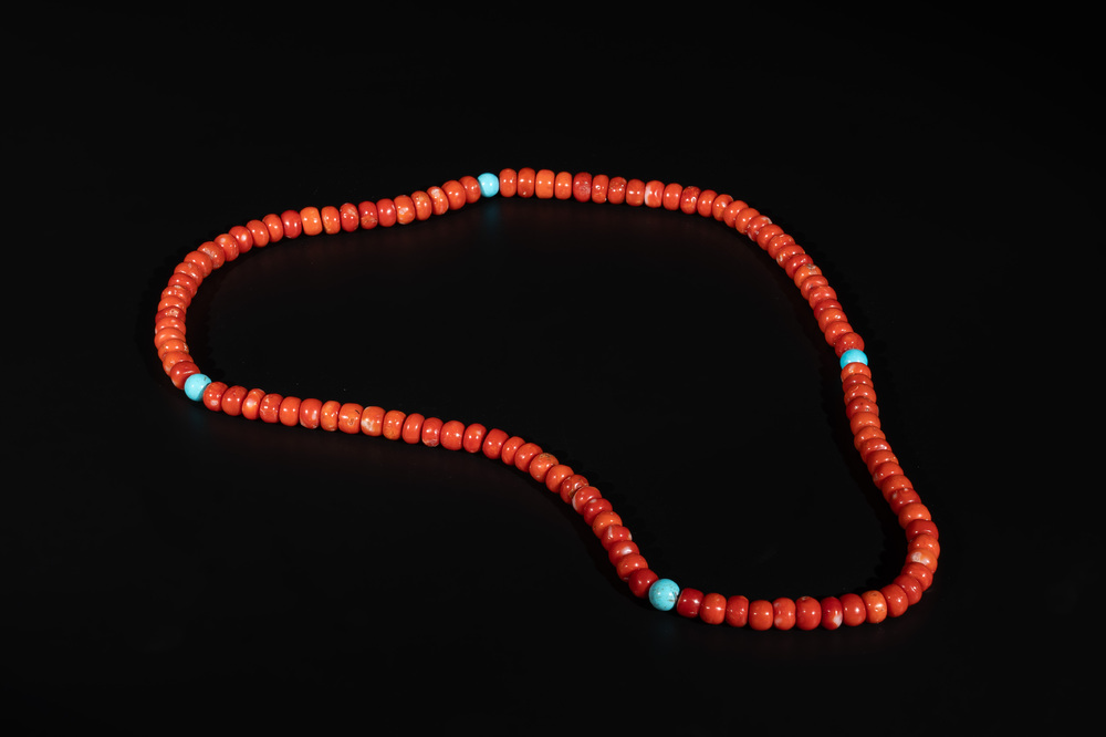 A Chinese necklace with red coral- and turquoise beads, 19th C.