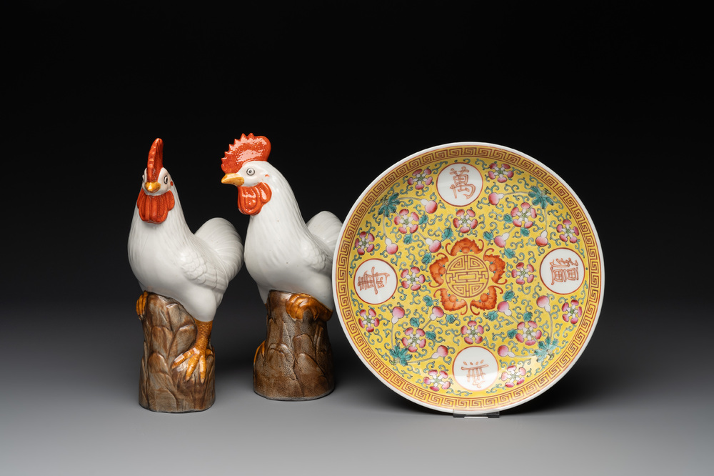 A Chinese famille rose yellow-ground plate and a pair of roosters, 20th C.