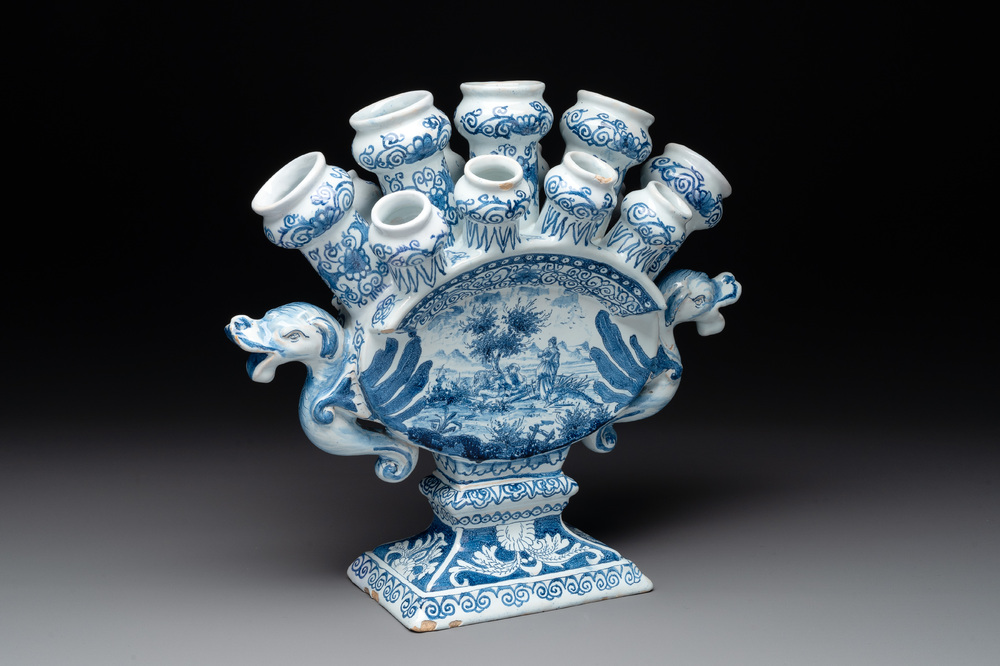 A blue and white Dutch Delft tulip vase, 19th C.