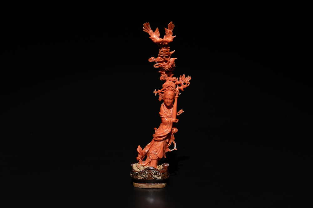 A Chinese red coral figure of a standing lady holding a vase, 19/20th C.