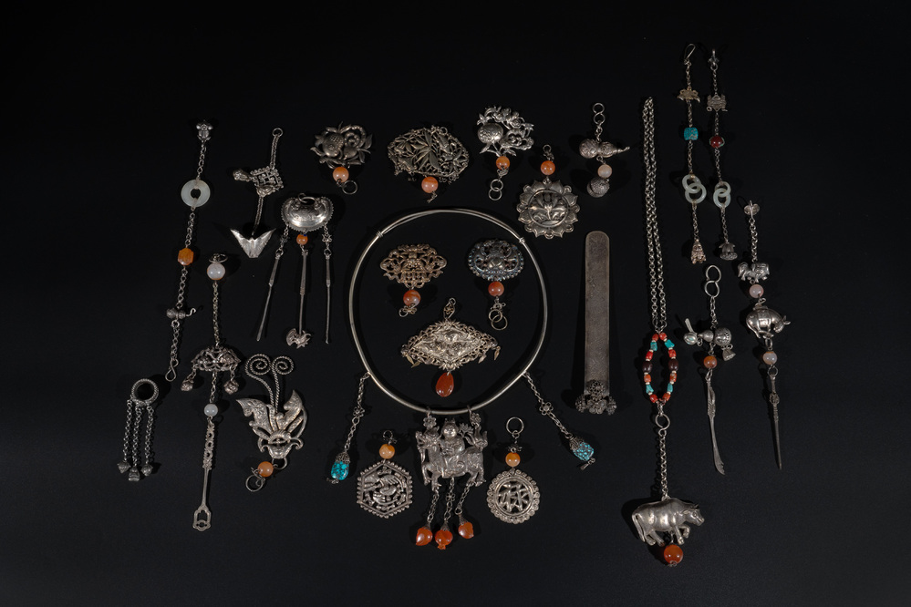 A collection of Chinese silver and precious stones jewellery, 19/20th C.