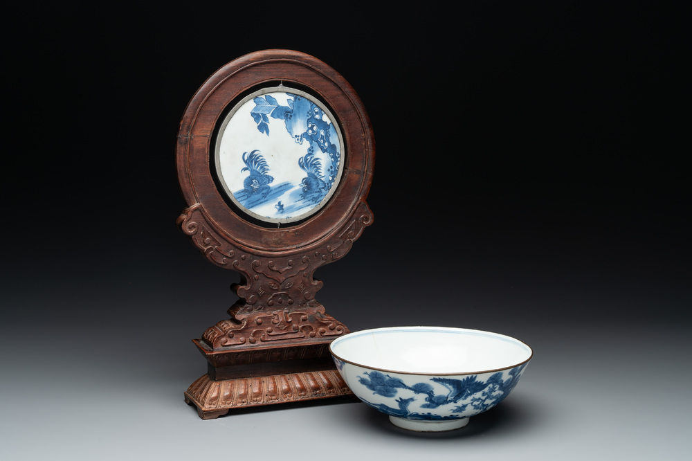 A Chinese blue and white 'Bleu de Hue' 'roosters and chick' plaque in a carved wooden screen and a bowl, 19th C.