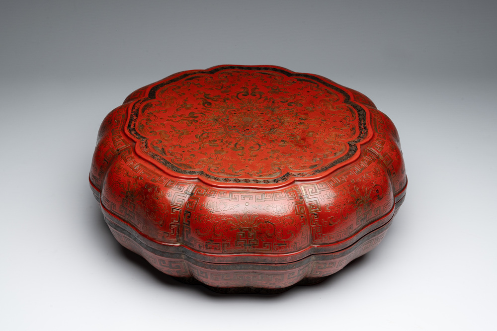 A Chinese red lacquer box and cover with floral design, 19/20th C.