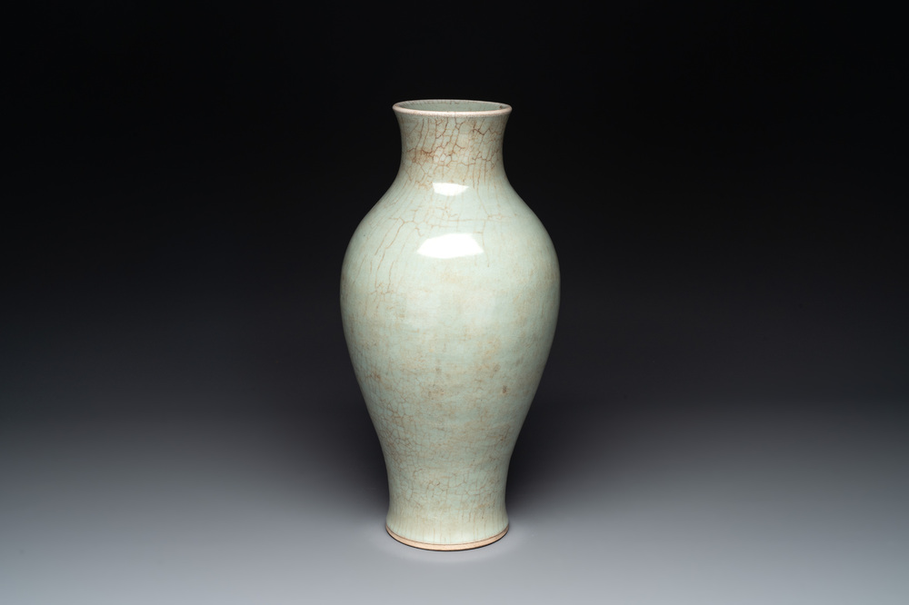A Chinese celadon-crackle-glazed vase, 18/19th C.