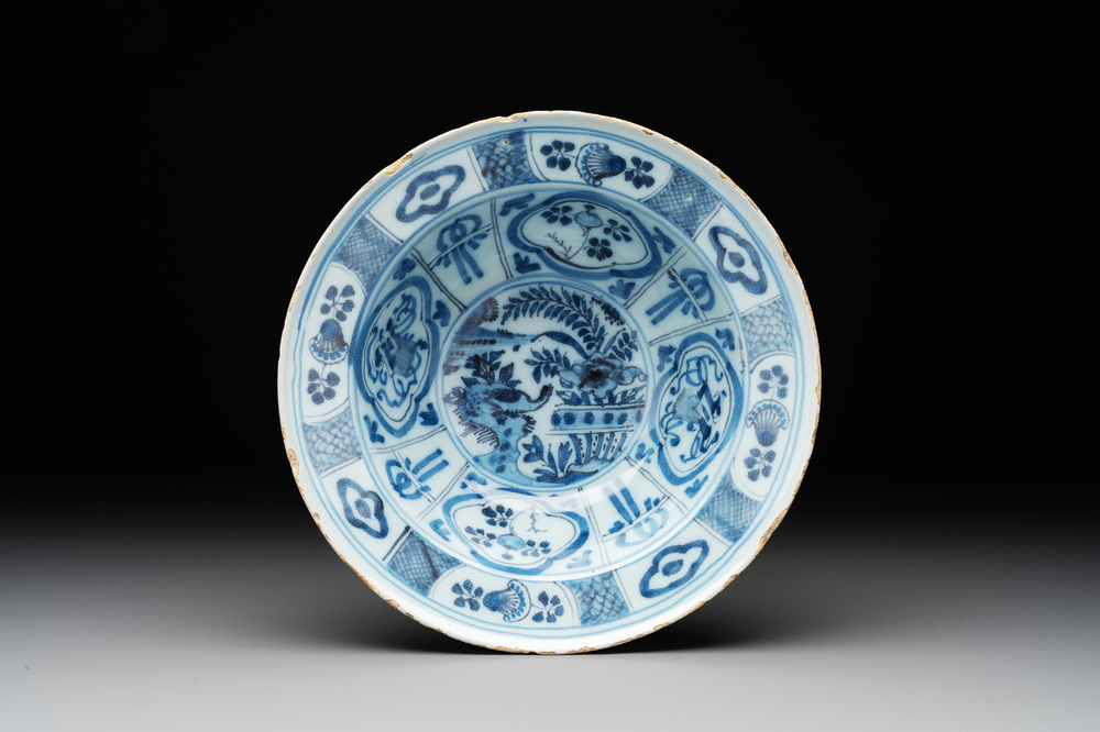 A blue and white Dutch Delft kraak-style 'klapmuts' bowl, late 17th C.