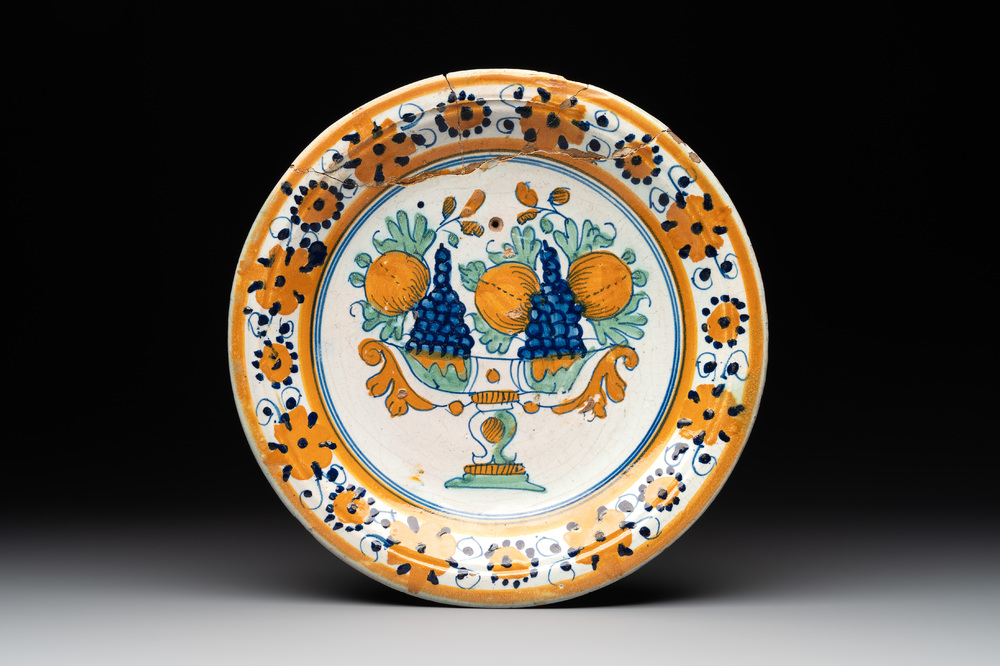 A polychrome Dutch maiolica 'fruit tazza' dish, 17th C.