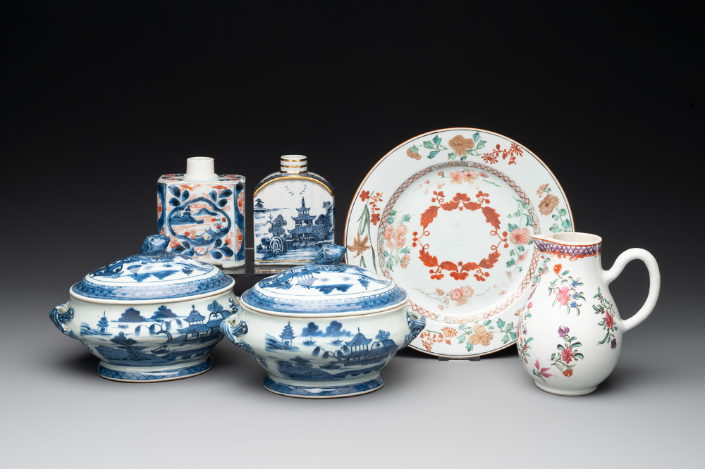Six Chinese blue, white and famille rose wares, 18/19th C.
