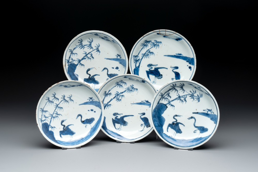 Five Chinese blue and white ko-sometsuke 'crane' plates for the Japanese market, Tianqi