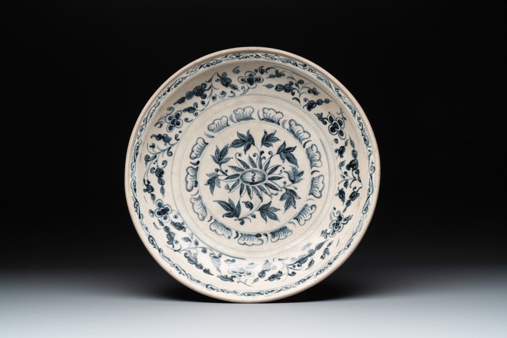 An Annamese or Vietnamese blue and white dish with floral design, 15/16th C.