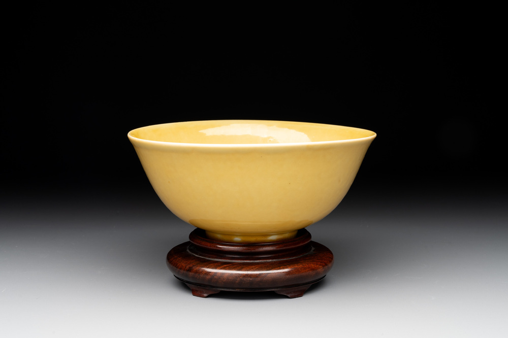 A Chinese yellow-glazed bowl, Jiajing mark, 19/20th C.