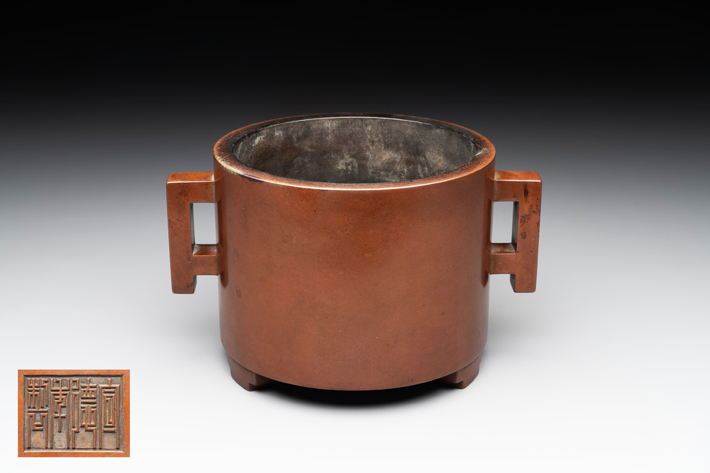 A rare Chinese cylindrical bronze censer with handles, Xuande mark, 17/18th C.