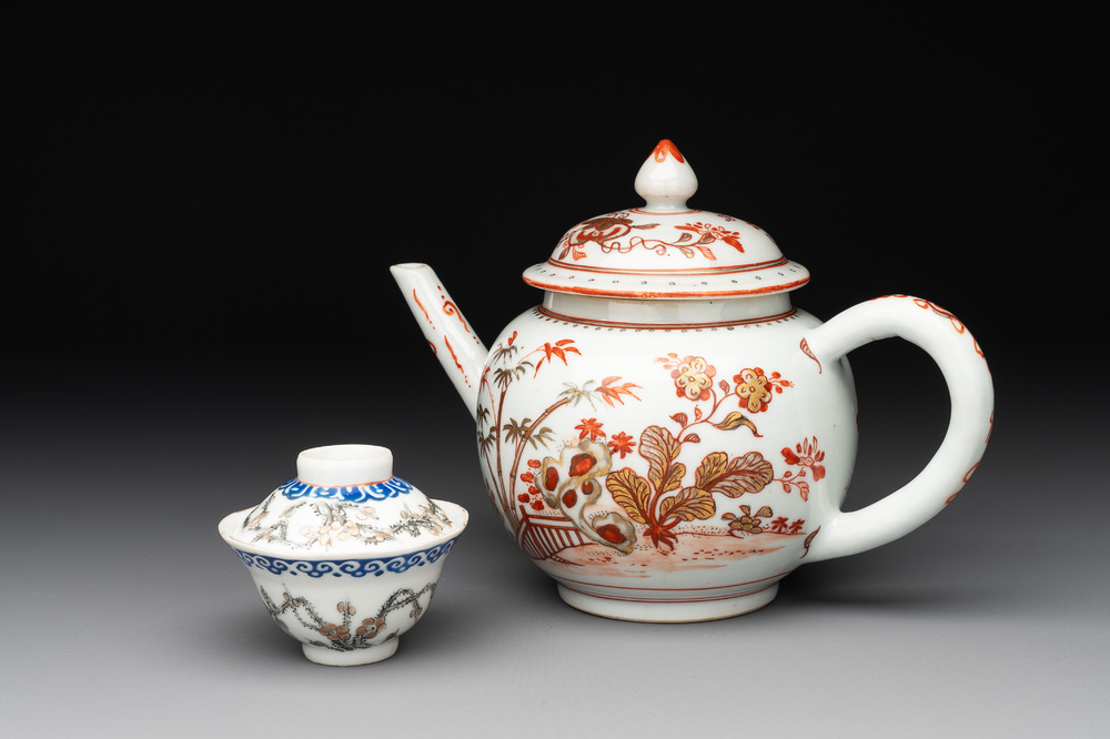 A Chinese gilt-decorated iron-red teapot and a blue-enamelled grisaille covered cup, 18/19th C.