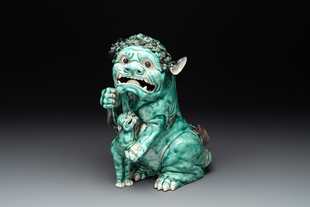A Chinese verte biscuit group of a Buddhist lion with cub, 19th C.