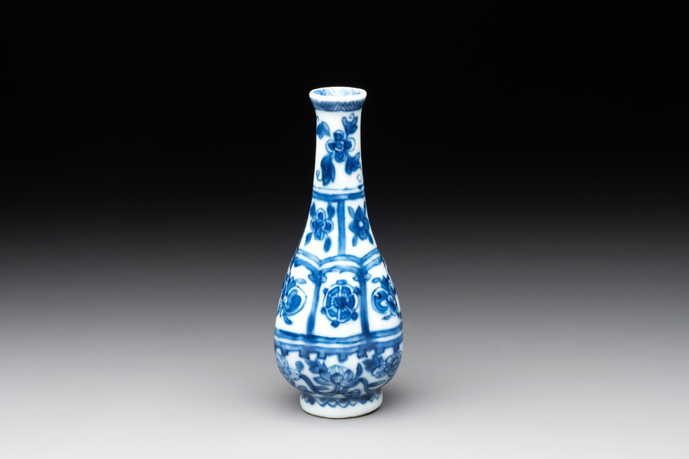 A Chinese blue and white facetted bottle vase with floral design, Kangxi