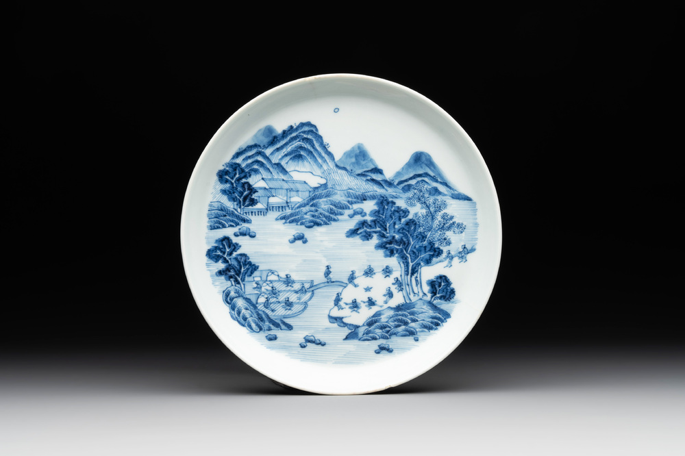 A rare Chinese blue and white 'Bleu de Hue' plate for the Vietnamese market, B&iacute;ch ngọc 壁玉 seal mark, 19th C.