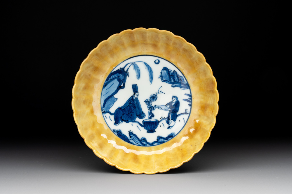 A rare Chinese blue and white yellow-glazed border chrysanthemum-shaped plate with figural design, hare mark, Jiajing