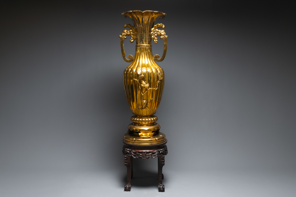 A massive Japanese metal alloy vase on a Chinese hardwood stand with marble top, Kyoto mark, Showa, 20th C.