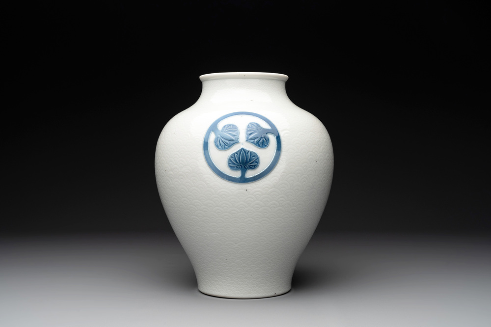 A Japanese blue and white 'Tokugawa crest' vase, Edo/Meiji, 19th C.