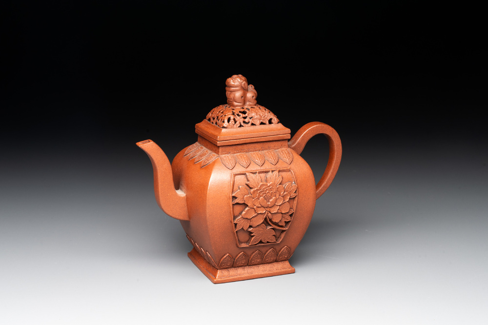 A Chinese Yixing stoneware teapot and cover, Jing Han Qian Hong Nei Zhi 荊漢錢弘內製 mark, 19th C.
