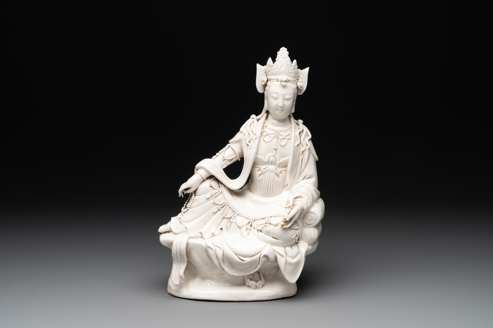 A Chinese Dehua blanc de Chine seated Guanyin holding a sutra, 20th C.