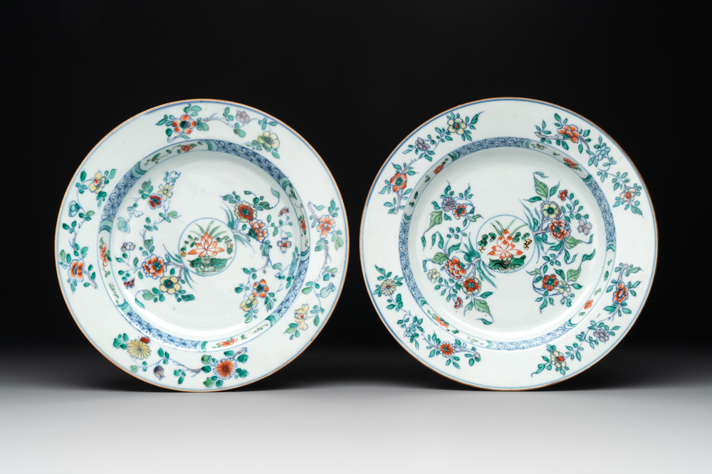 A pair of Chinese doucai plates with floral design, Yongzheng