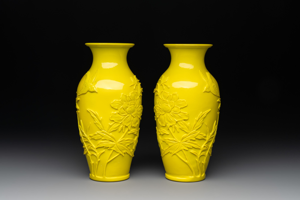A pair of Chinese yellow Peking glass vases with peonies and a bird, 20th C.