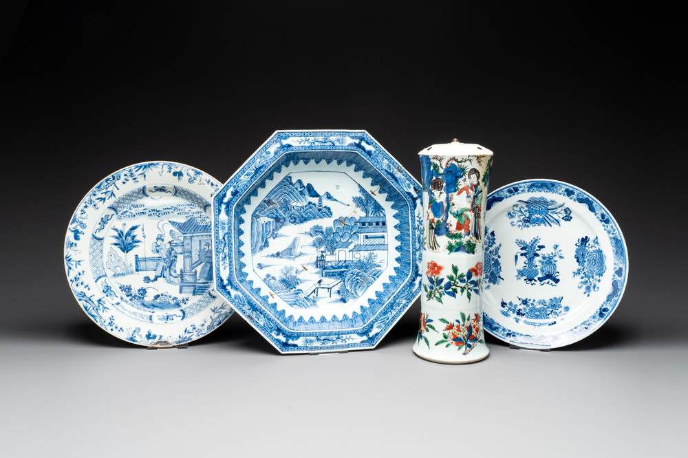 Three Chinese blue and white dishes and a wucai vase, 17/18th C.