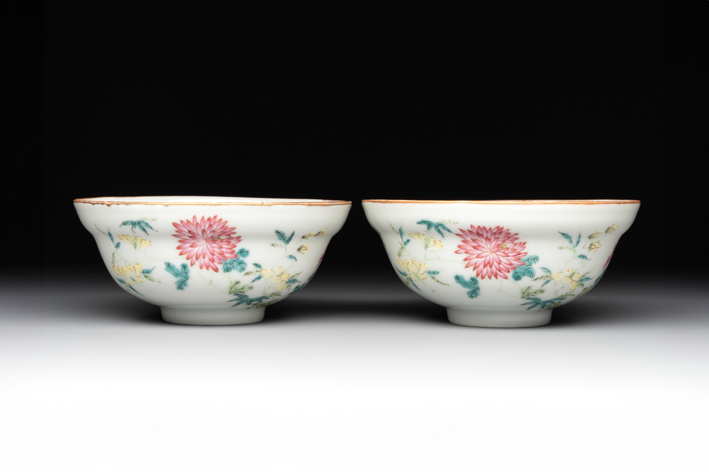 A pair of Chinese famille rose bowls with floral design, Guangxu mark, 20th C.