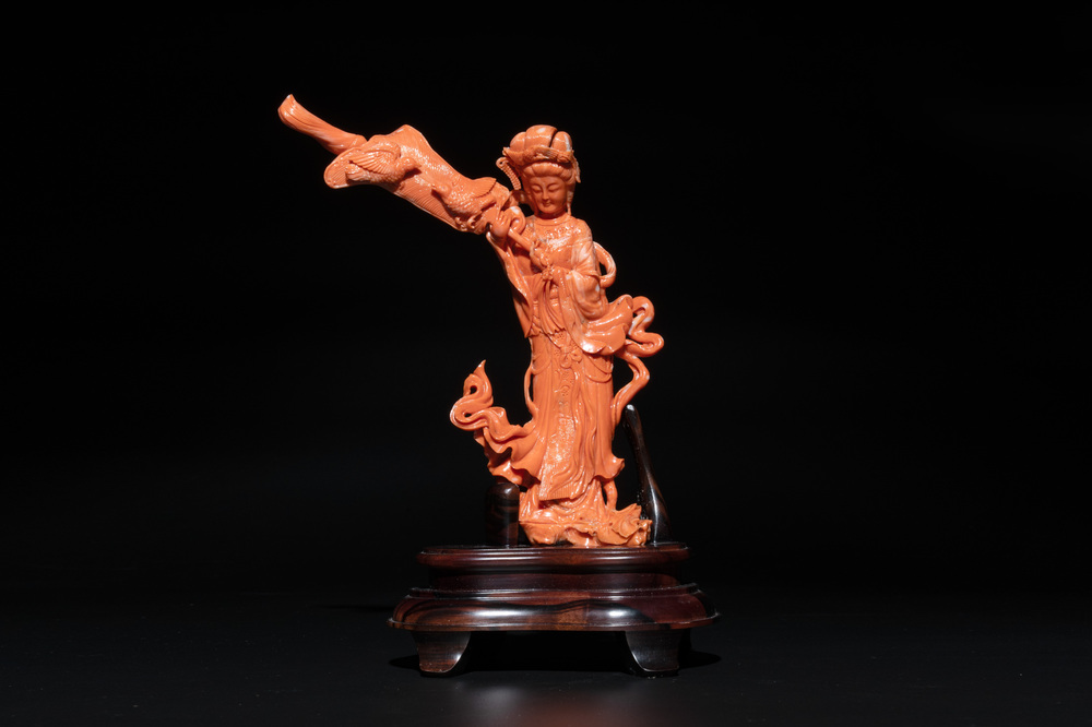 A Chinese red coral female deity holding a fan, 19/20th C.