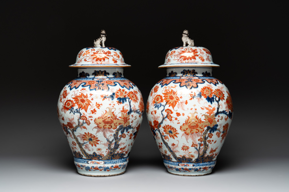 A pair of Chinese Imari-style covered vases, Kangxi/Yongzheng