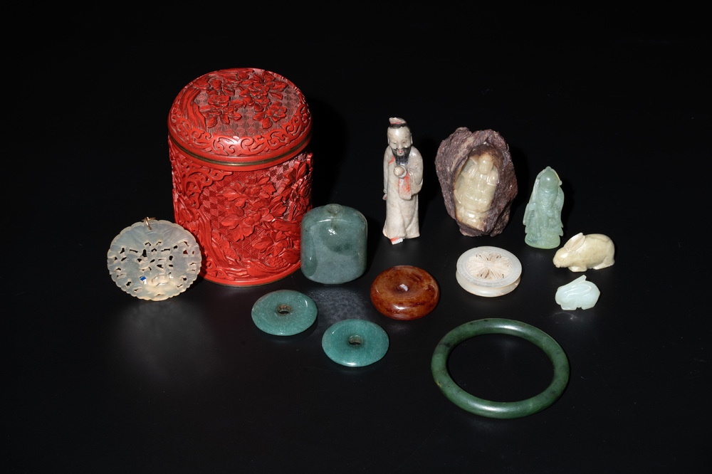 A group of 11 Chinese carvings, comprising jade, soapstone, mother-of-pearl and a lacquerware container, 19/20th C.