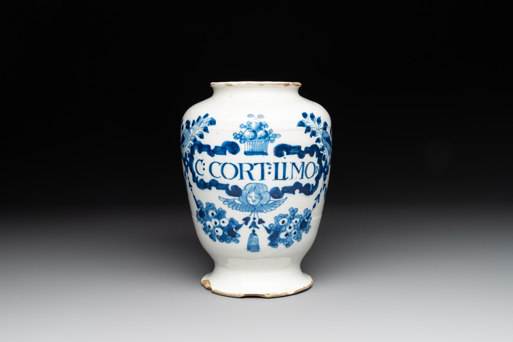 An English Delftware blue and white drug jar inscribed 'C:CORT:LIMON', 18th C.