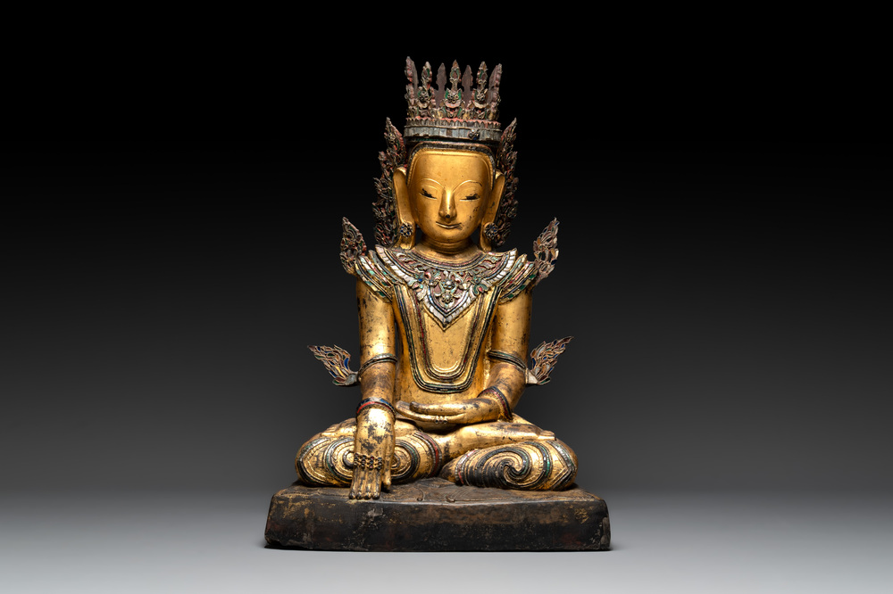 A very large Burmese mica-inlaid gilt-lacquered wooden Buddha, 19th C.