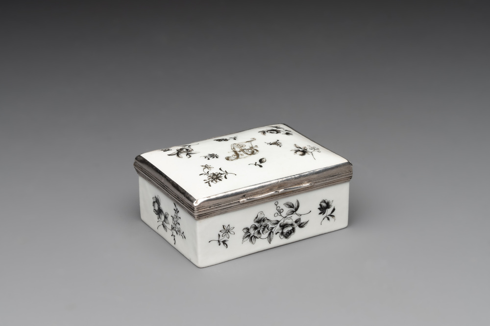 A Chinese export monogrammed grisaille snuff box, 18/19th C.