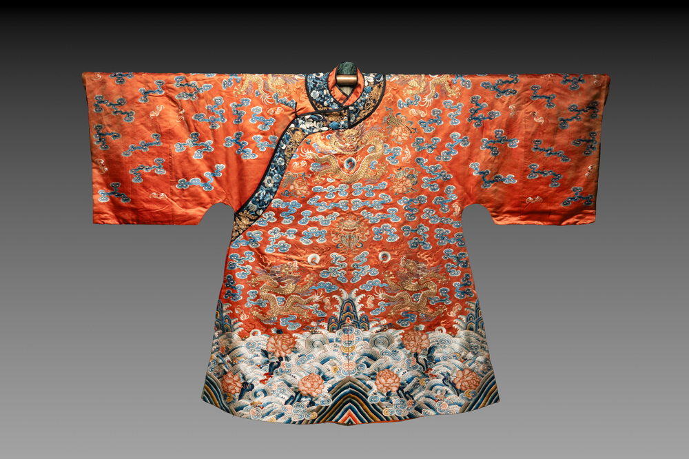 A fine Chinese gold thread embroidered red-ground silk noble lady&rsquo;s 'dragon' robe, 18/19th C.