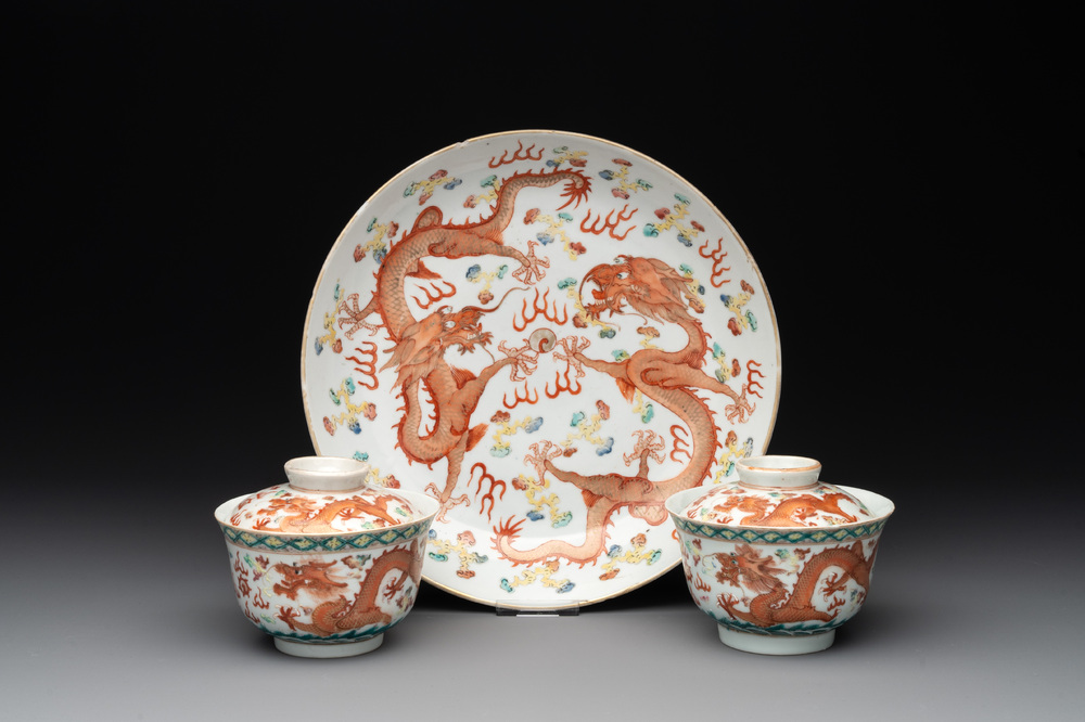 Two famille rose 'dragon' bowls and covers and a plate, Qianlong and Guangxu marks, 19/20th C.
