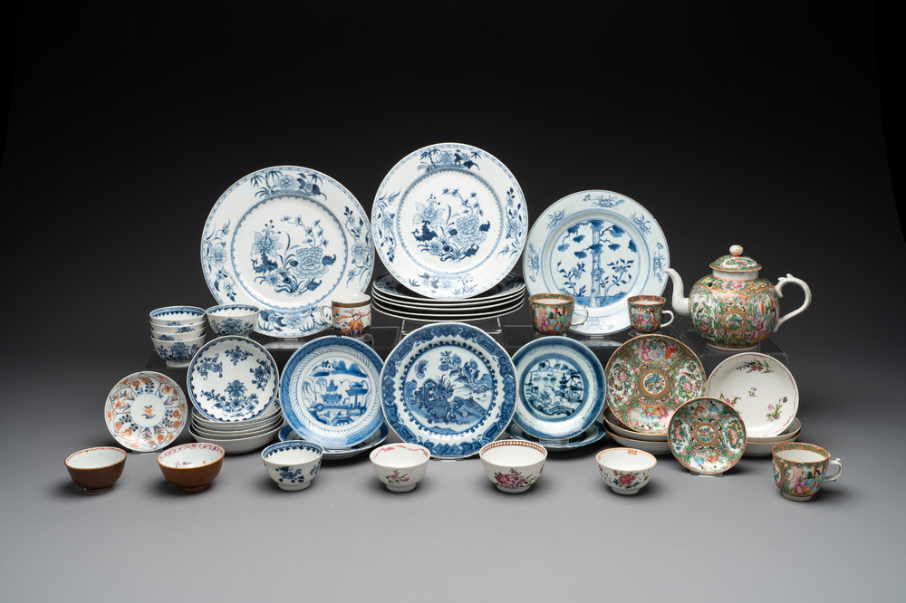 43 Chinese famille rose, blue and white wares, 18/19th C.