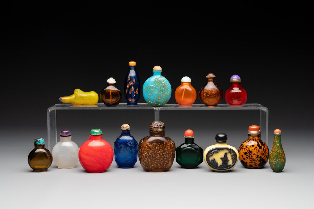 A collection of 16 Chinese Peking glass snuff bottles, 19/20th C.