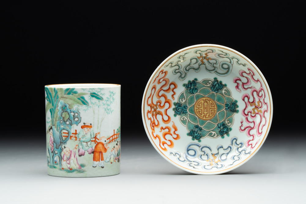 A Chinese famille rose 'shou' plate and a '100 boys' brush pot, Guangxu mark, 20th C.