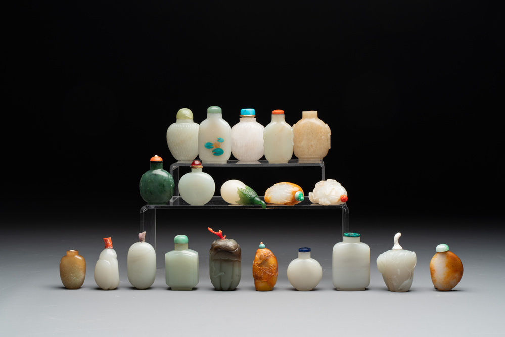 A collection of 20 Chinese jade snuff bottles, 19/20th C.